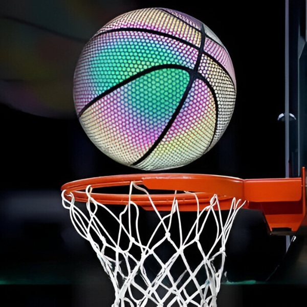 Ноќна игра со светлосна кошаркарска топка